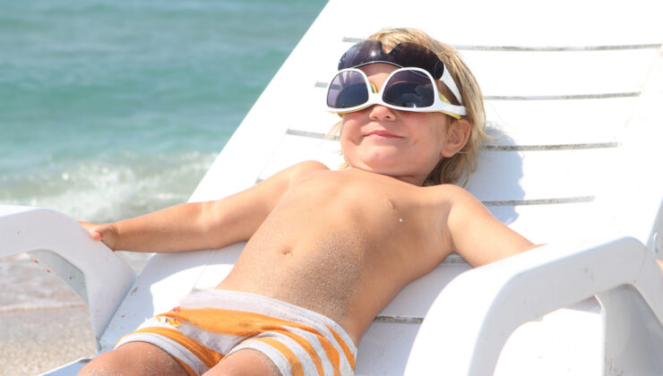 Çocuklarda yaz risklerine dikkat!     Çocuğunuzun sağlıklı ve keyifli bir yaz geçirmesi için!
