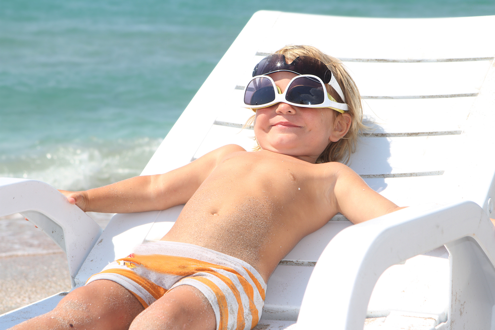 Çocuklarda yaz risklerine dikkat!     Çocuğunuzun sağlıklı ve keyifli bir yaz geçirmesi için!