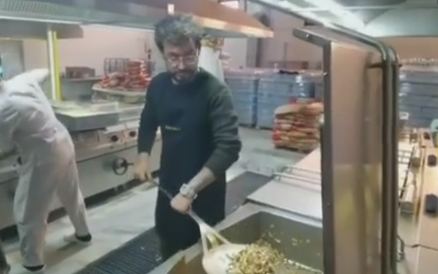 Ünlü Şef Danilo Zanna, Malatya’da Kızılay aşçıları ve gönüllüleriyle birlikte mutfakta