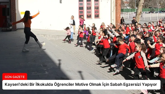 Kayseri’deki Bir İlkokulda Öğrenciler Motive Olmak İçin Sabah Egzersizi Yapıyor