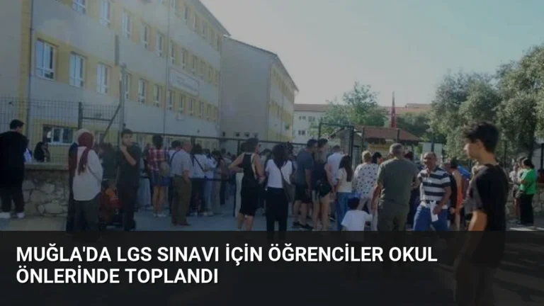 Muğla’da LGS Sınavı İçin Öğrenciler Okul Önlerinde Toplandı