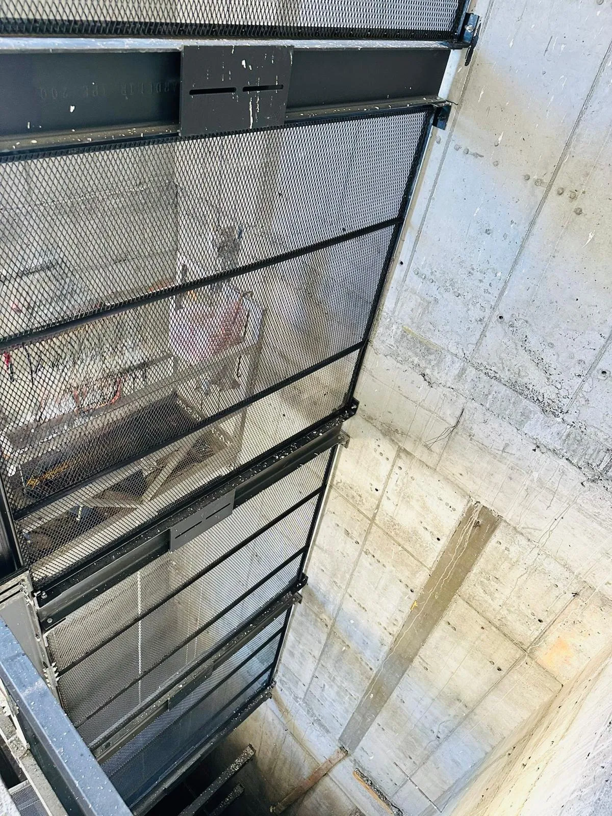 Güvenli Yapıların Gizli Kahramanı: Asansör Kuyu Çeliği İmalatında Mühendislik Standartları Artıyor